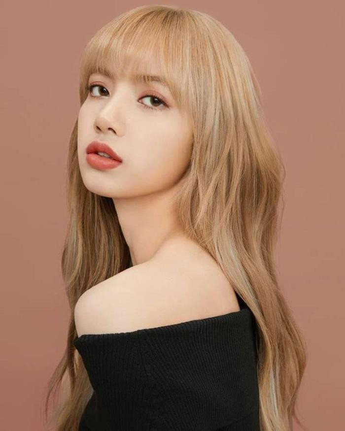 Lisa (BLACKPINK) xử lý chuyên nghiệp khi gặp sự cố trang phục trên sân khấu