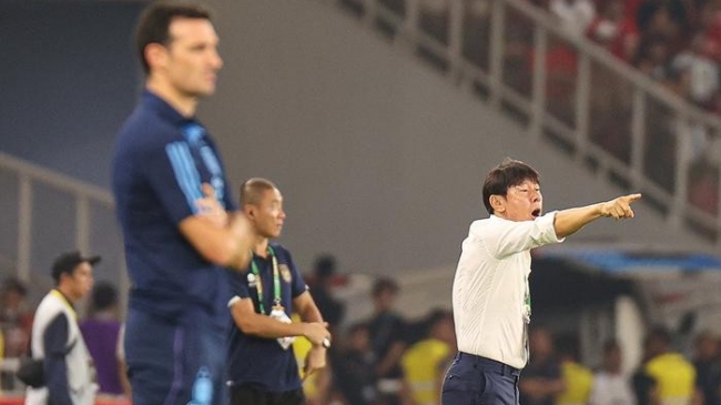 HLV Shin Tae Yong được ca ngợi tài quân dù thua U23 Việt Nam