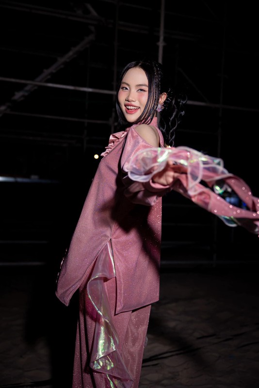 Phương Mỹ Chi giỏi kiếm tiền, dốc 10 tỷ làm show miễn phí Phương Mỹ Chi giỏi kiếm tiền, dốc 10 tỷ làm show miễn phí