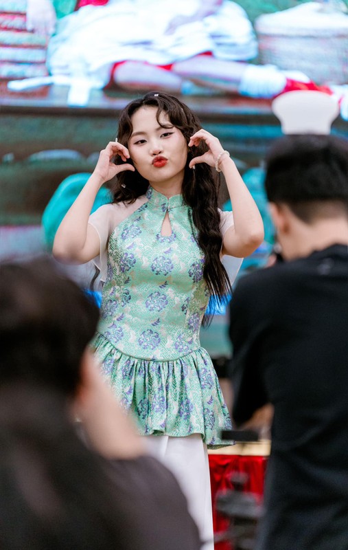 Phương Mỹ Chi giỏi kiếm tiền, dốc 10 tỷ làm show miễn phí Phương Mỹ Chi giỏi kiếm tiền, dốc 10 tỷ làm show miễn phí