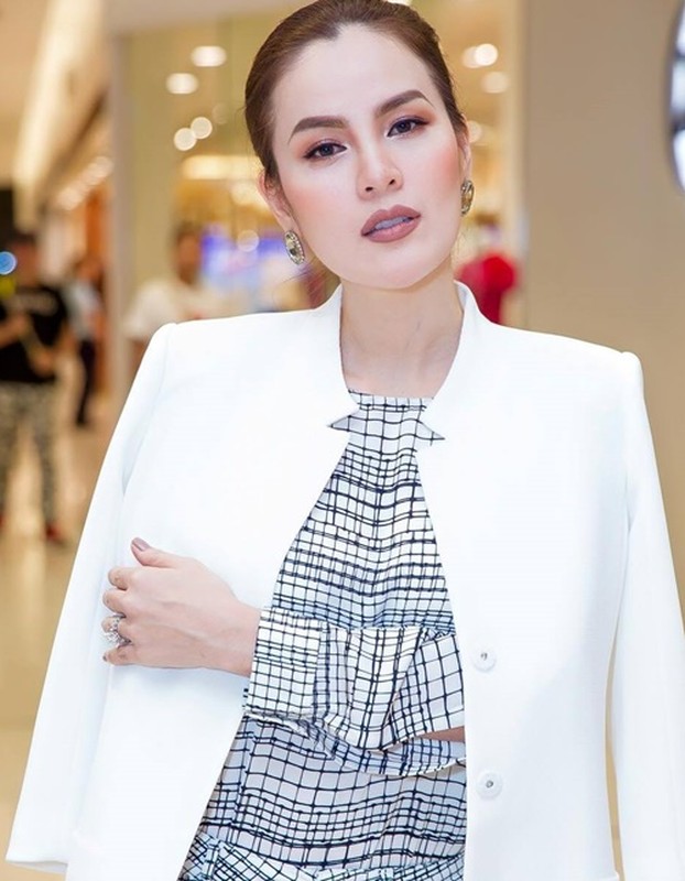 Phương Lê trả lại vương miện sau khi bị xử phạt Phương Lê trả lại vương miện sau khi bị xử phạt