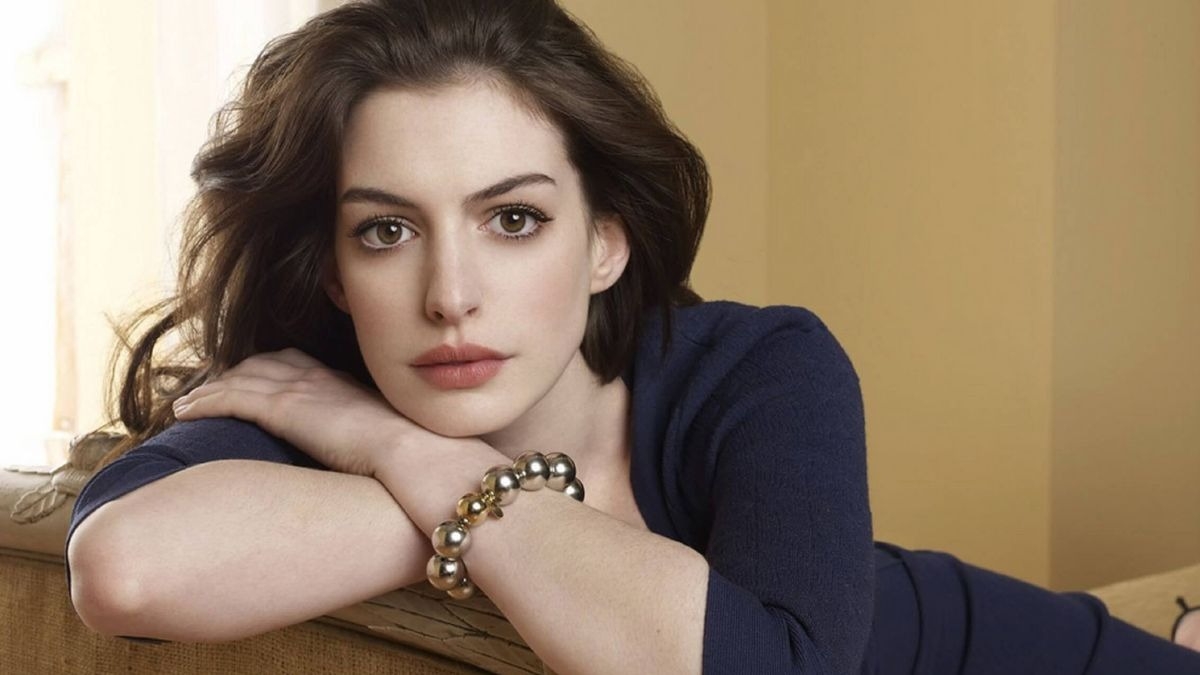 Nhan sắc của Anne Hathaway trên phim và ngoài đời thực