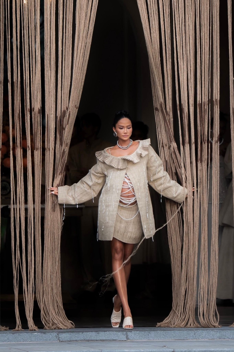 H'Hen Niê tự tin catwalk, thần thái cuốn hút ở tháng cuối thai kỳ