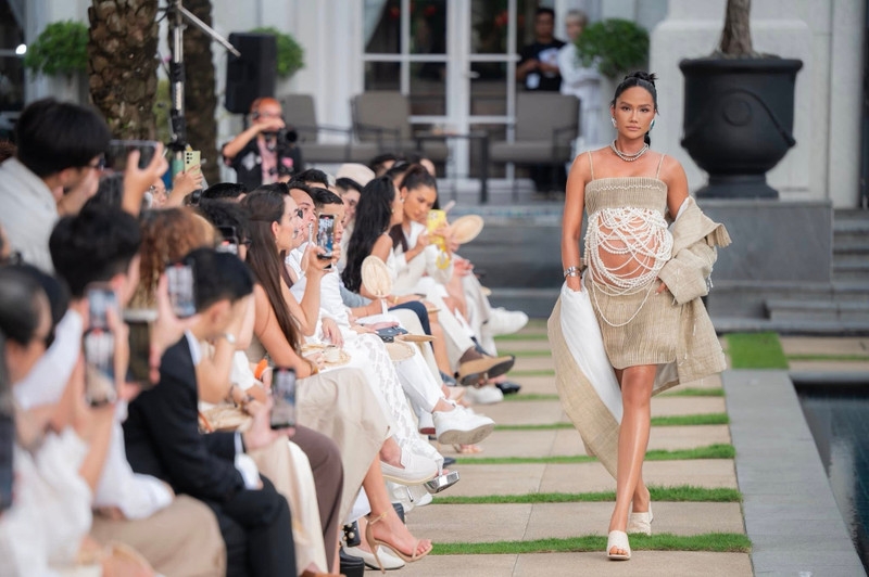 H'Hen Niê tự tin catwalk, thần thái cuốn hút ở tháng cuối thai kỳ