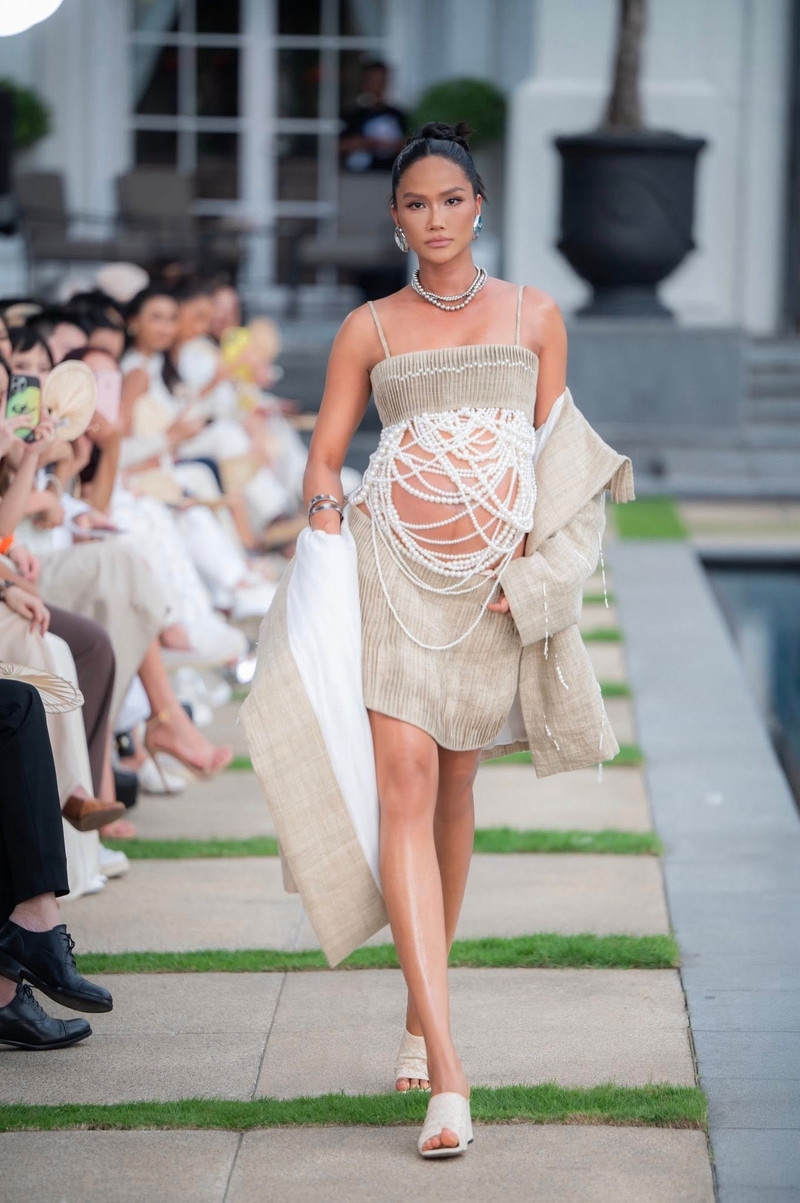 H'Hen Niê tự tin catwalk, thần thái cuốn hút ở tháng cuối thai kỳ
