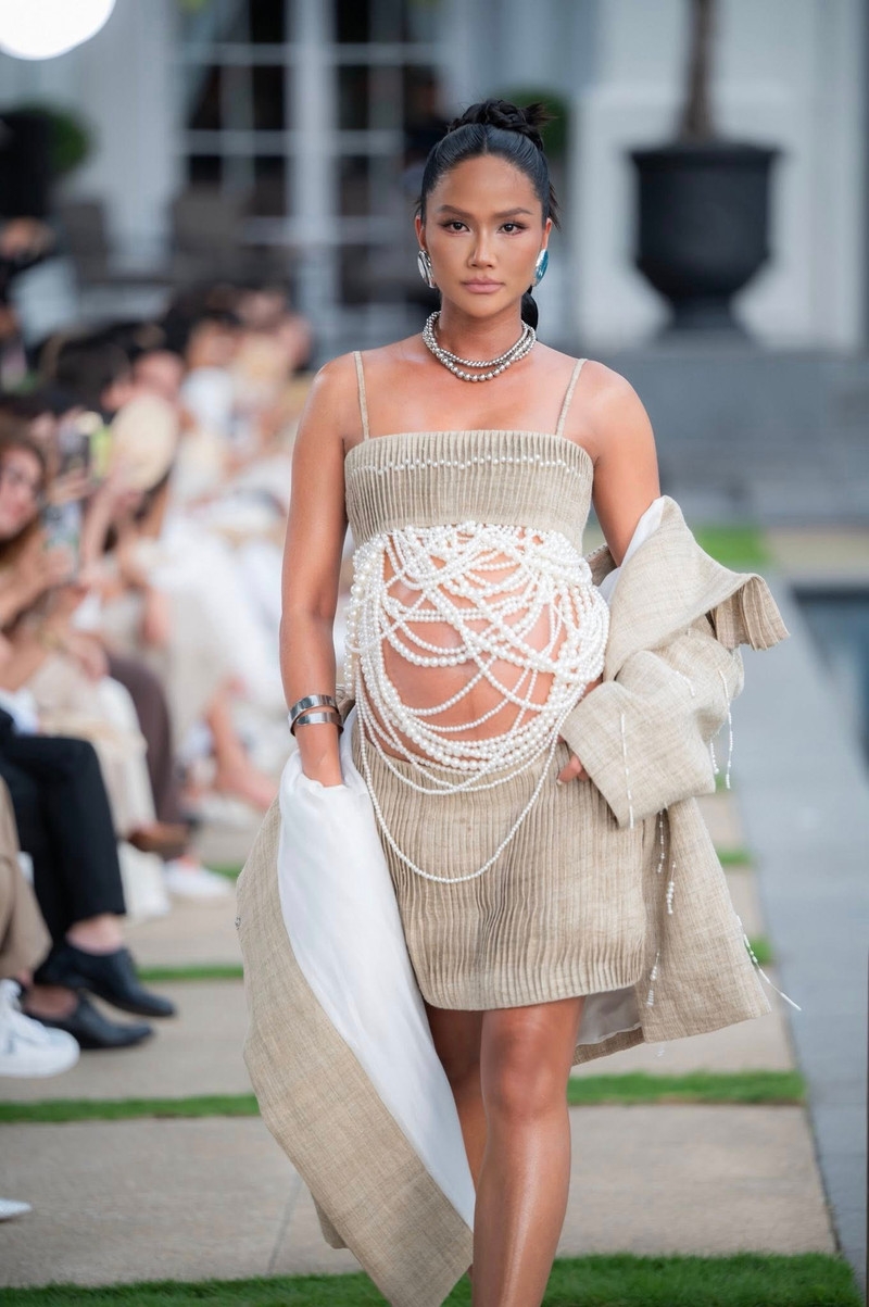 H'Hen Niê tự tin catwalk, thần thái cuốn hút ở tháng cuối thai kỳ