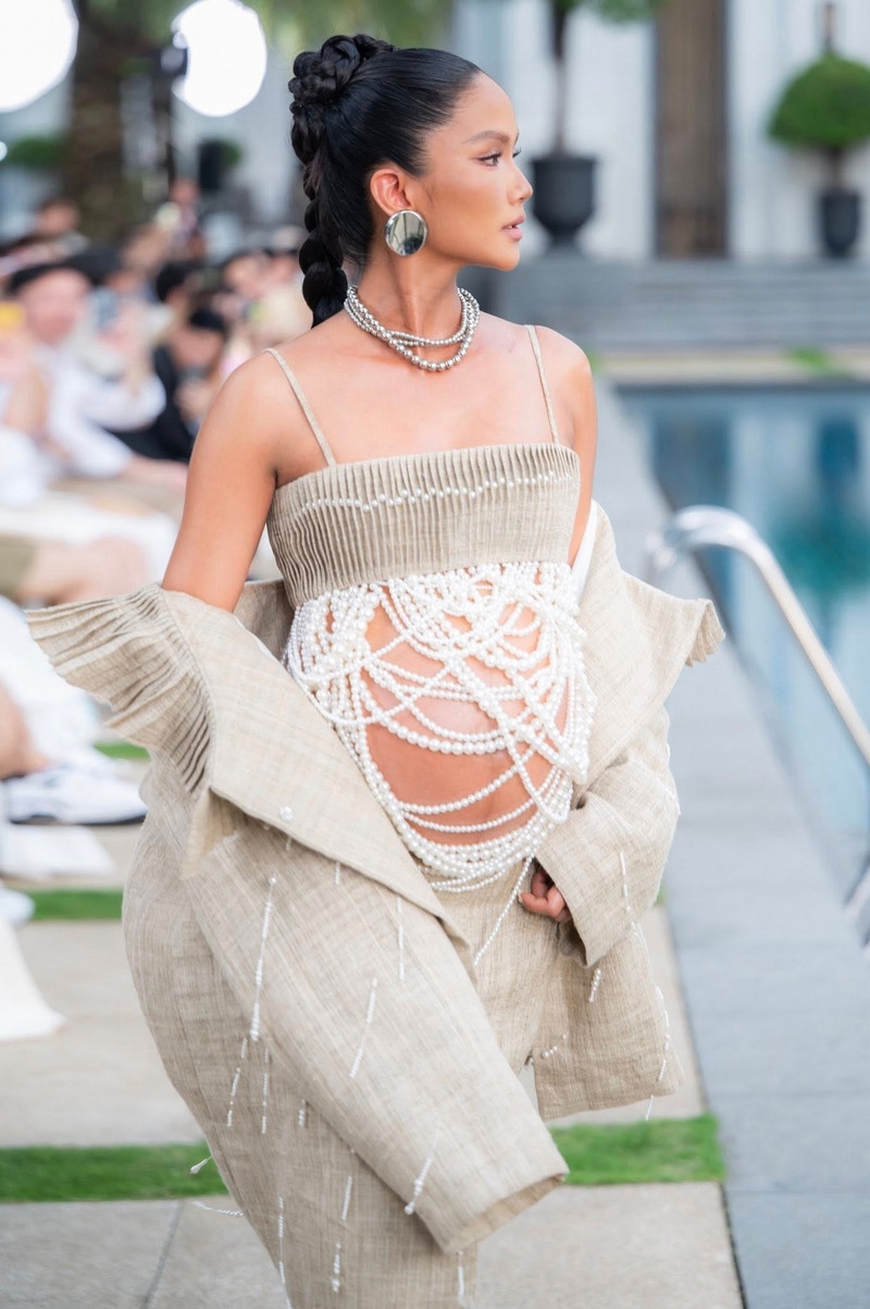 H'Hen Niê tự tin catwalk, thần thái cuốn hút ở tháng cuối thai kỳ