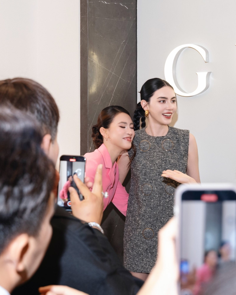 Tiểu Vy phấn khích đọ sắc cùng 'ma nữ đẹp nhất Thái Lan' Mai Davika