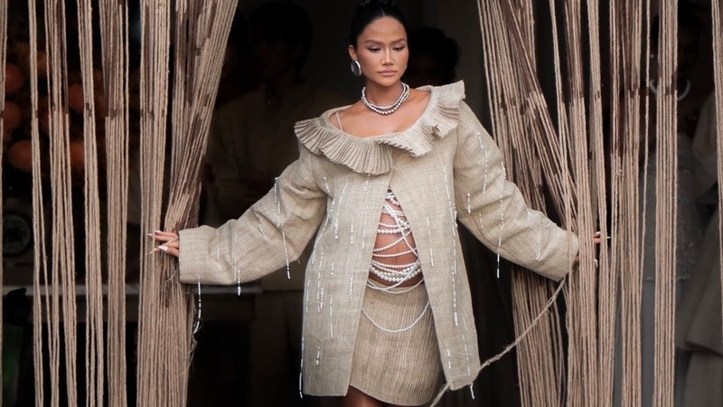 H'Hen Niê tự tin catwalk, thần thái cuốn hút ở tháng cuối thai kỳ