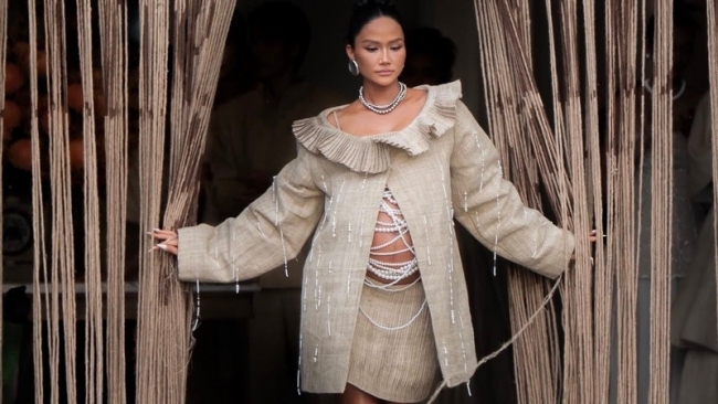H'Hen Niê tự tin catwalk, thần thái cuốn hút ở tháng cuối thai kỳ