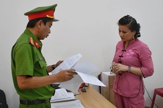 Hòa Minzy xót xa bé trai bị bảo mẫu ném tử vong