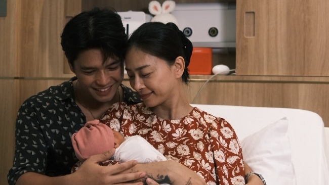Ông xã kém 11 tuổi gây xúc động mạnh sau khi Ngô Thanh Vân sinh con gái đầu lòng