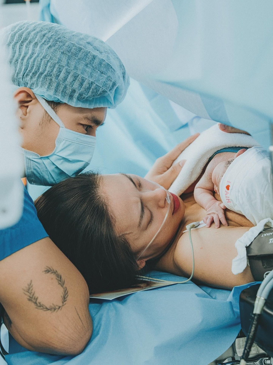 Ông xã kém 11 tuổi gây xúc động mạnh sau khi Ngô Thanh Vân sinh con gái đầu lòng