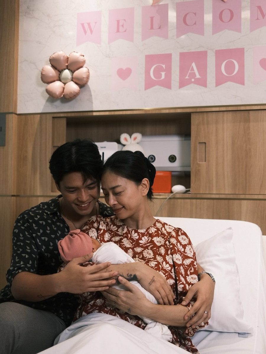 Ông xã kém 11 tuổi gây xúc động mạnh sau khi Ngô Thanh Vân sinh con gái đầu lòng