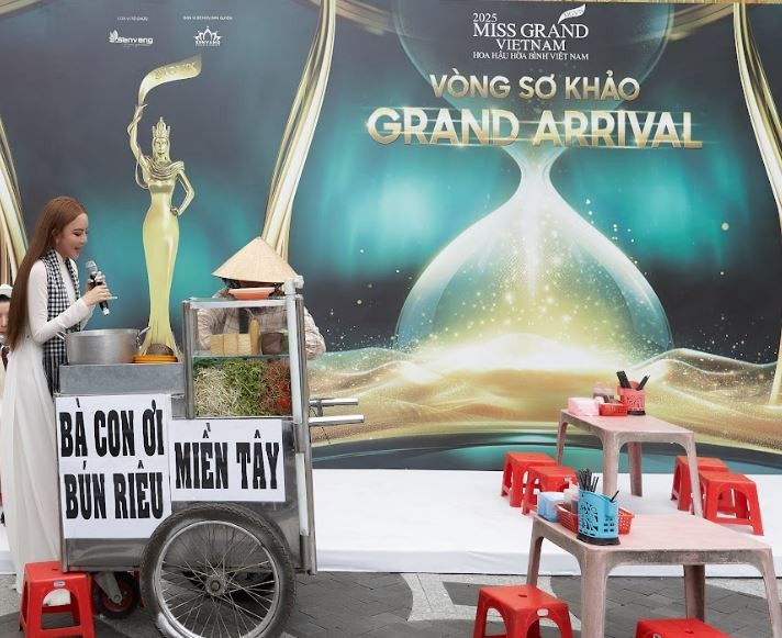 Thí sinh lái mô tô, cưỡi voi, mang xe bún riêu đến Miss Grand Vietnam 2025