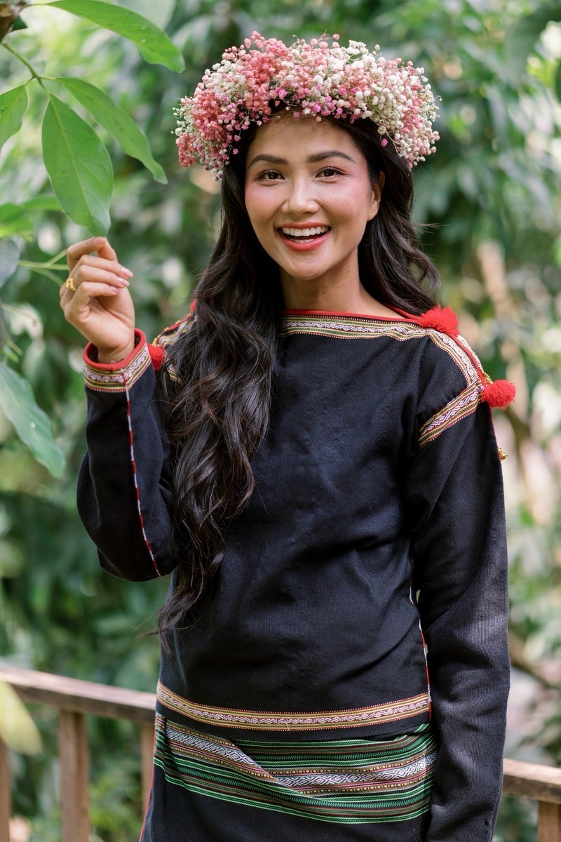 Hoa hậu H'Hen Niê 'xả kho' loạt ảnh ăn hỏi chưa từng công bố