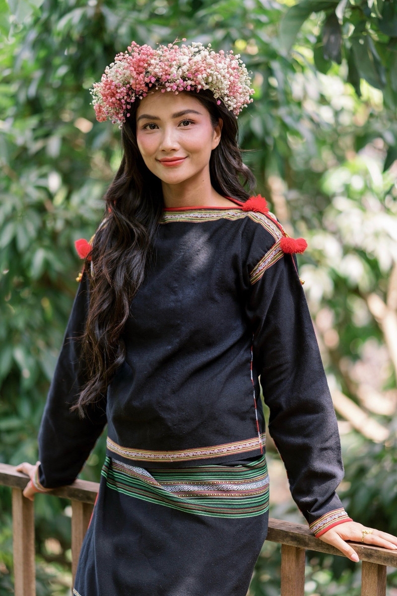 Hoa hậu H'Hen Niê 'xả kho' loạt ảnh ăn hỏi chưa từng công bố