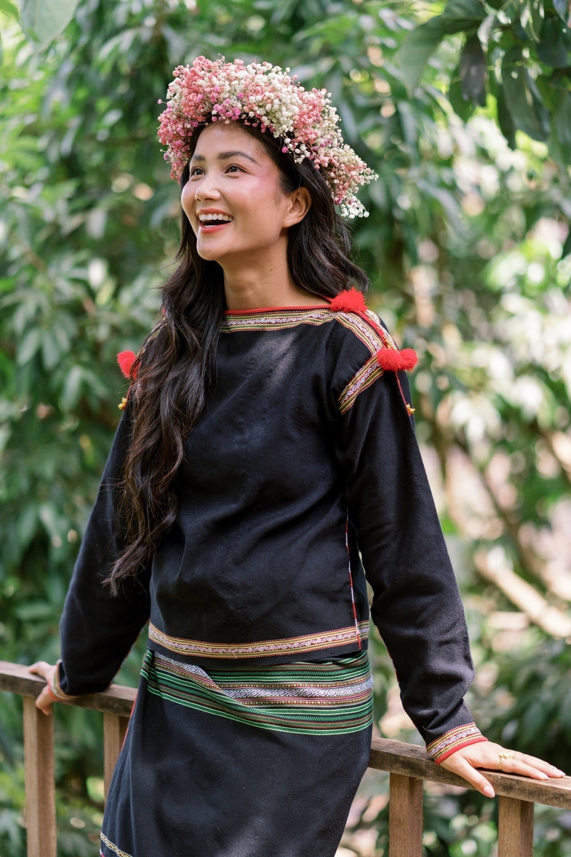 Hoa hậu H'Hen Niê 'xả kho' loạt ảnh ăn hỏi chưa từng công bố