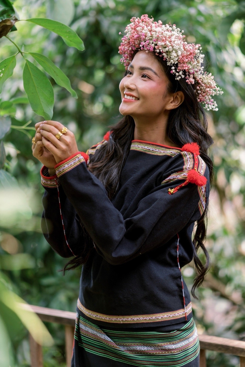 Hoa hậu H'Hen Niê 'xả kho' loạt ảnh ăn hỏi chưa từng công bố