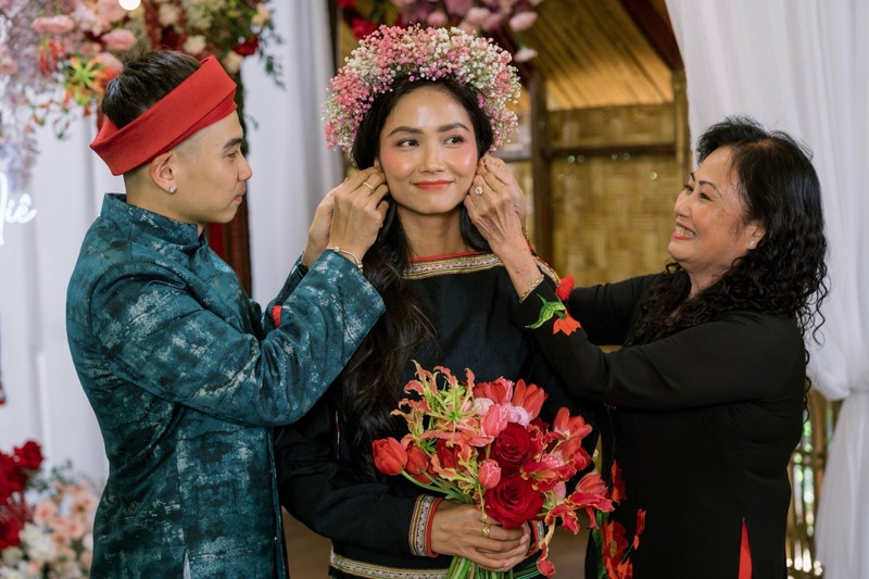 Hoa hậu H'Hen Niê 'xả kho' loạt ảnh ăn hỏi chưa từng công bố