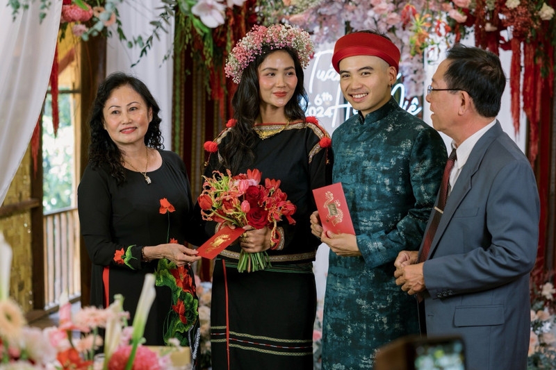 Hoa hậu H'Hen Niê 'xả kho' loạt ảnh ăn hỏi chưa từng công bố