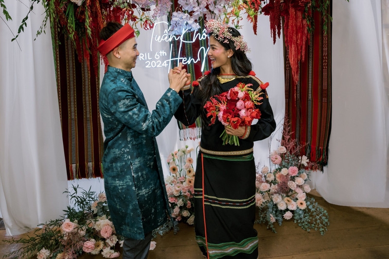 Hoa hậu H'Hen Niê 'xả kho' loạt ảnh ăn hỏi chưa từng công bố