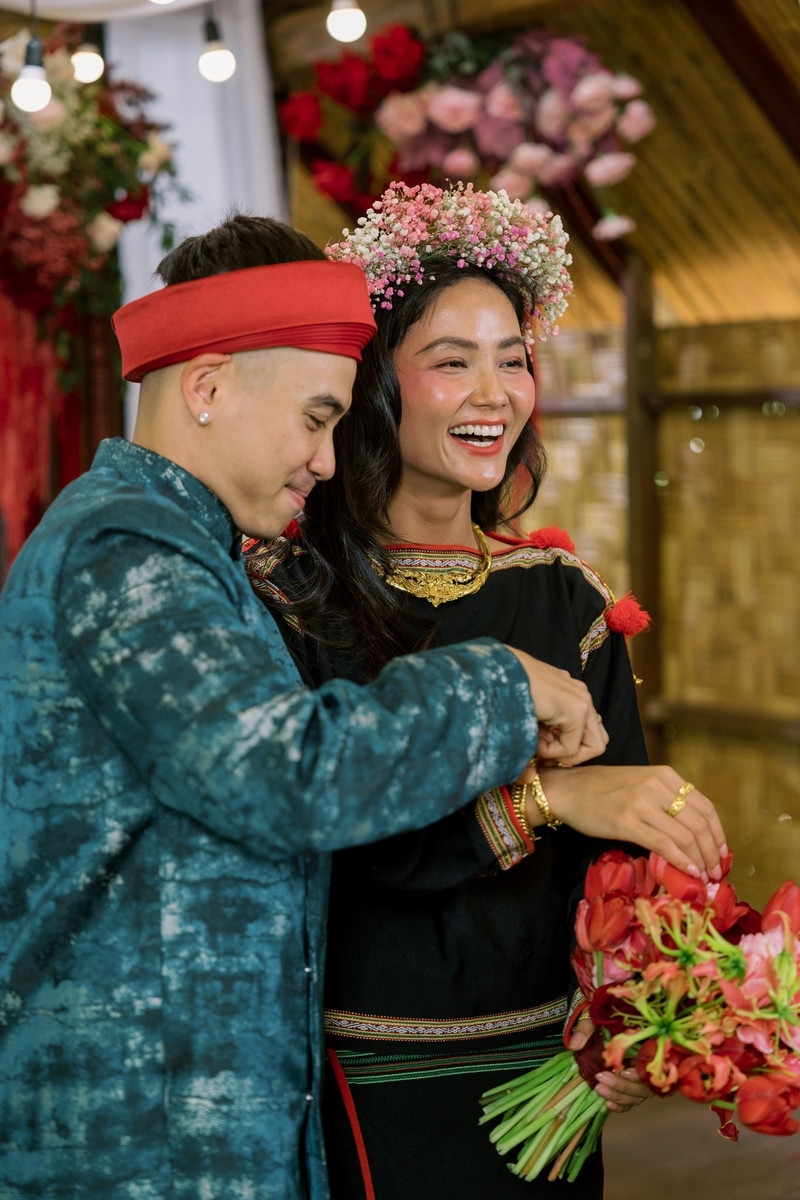 Hoa hậu H'Hen Niê 'xả kho' loạt ảnh ăn hỏi chưa từng công bố
