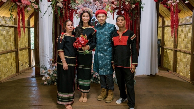 Hoa hậu H'Hen Niê 'xả kho' loạt ảnh ăn hỏi chưa từng công bố