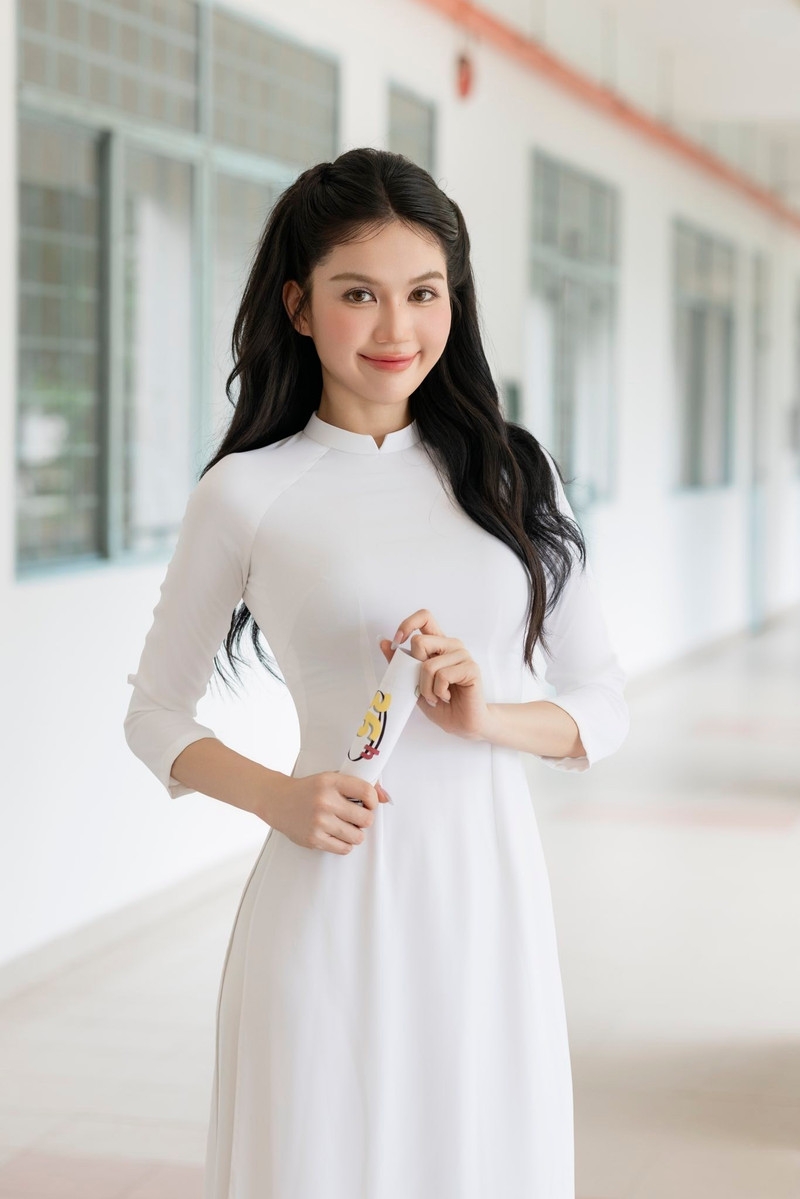 Ngọc Trinh 'lột xác' thành nữ sinh gây thương nhớ