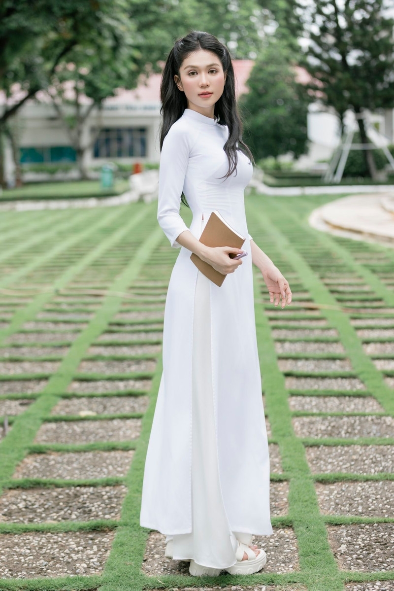 Ngọc Trinh 'lột xác' thành nữ sinh gây thương nhớ