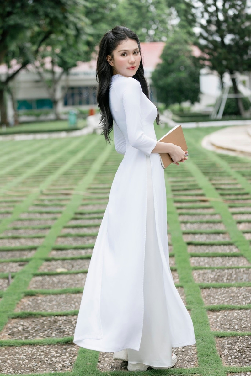 Ngọc Trinh 'lột xác' thành nữ sinh gây thương nhớ