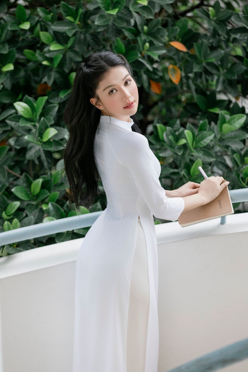 Ngọc Trinh 'lột xác' thành nữ sinh gây thương nhớ