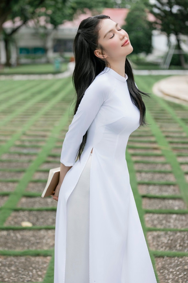 Ngọc Trinh 'lột xác' thành nữ sinh gây thương nhớ