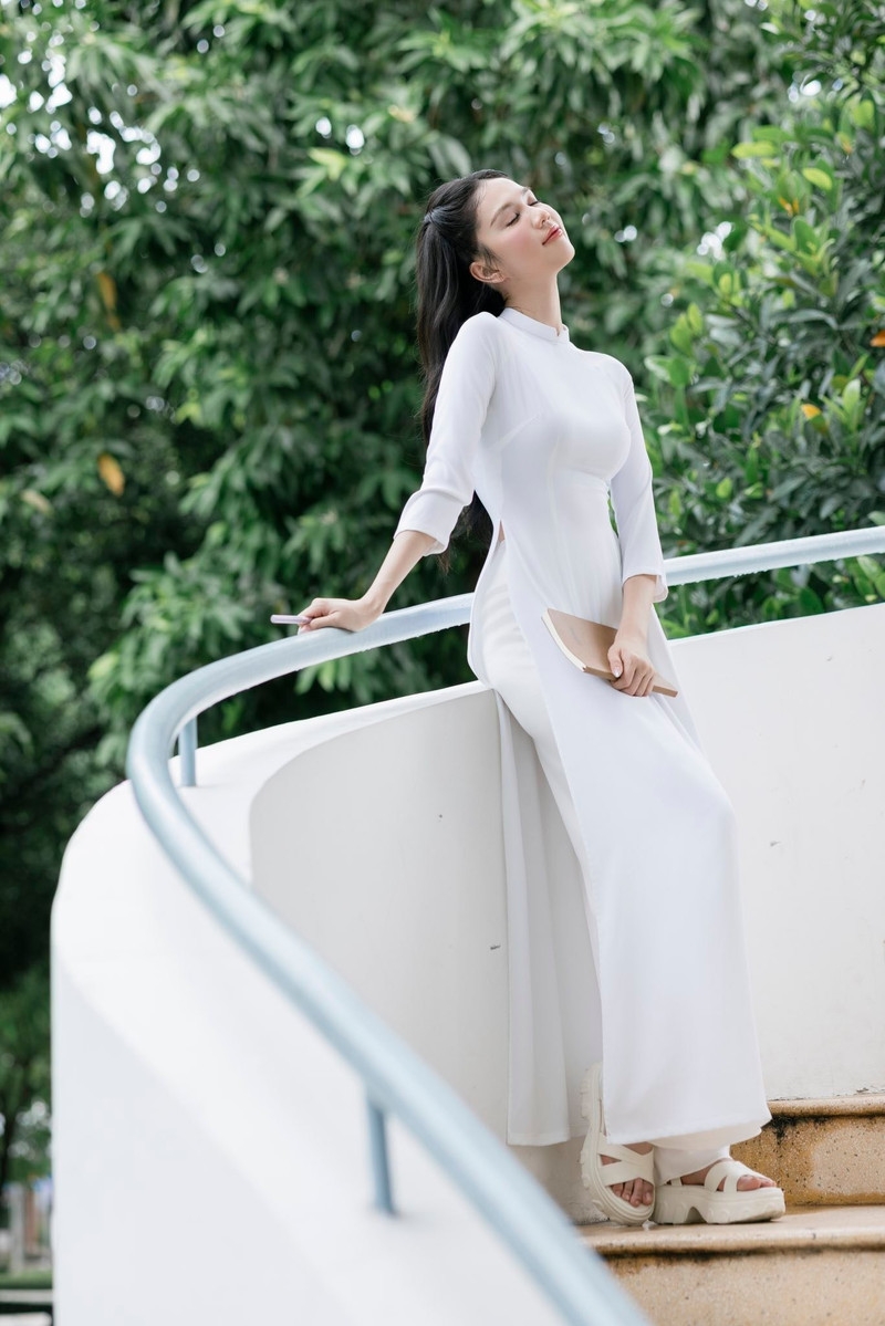 Ngọc Trinh 'lột xác' thành nữ sinh gây thương nhớ