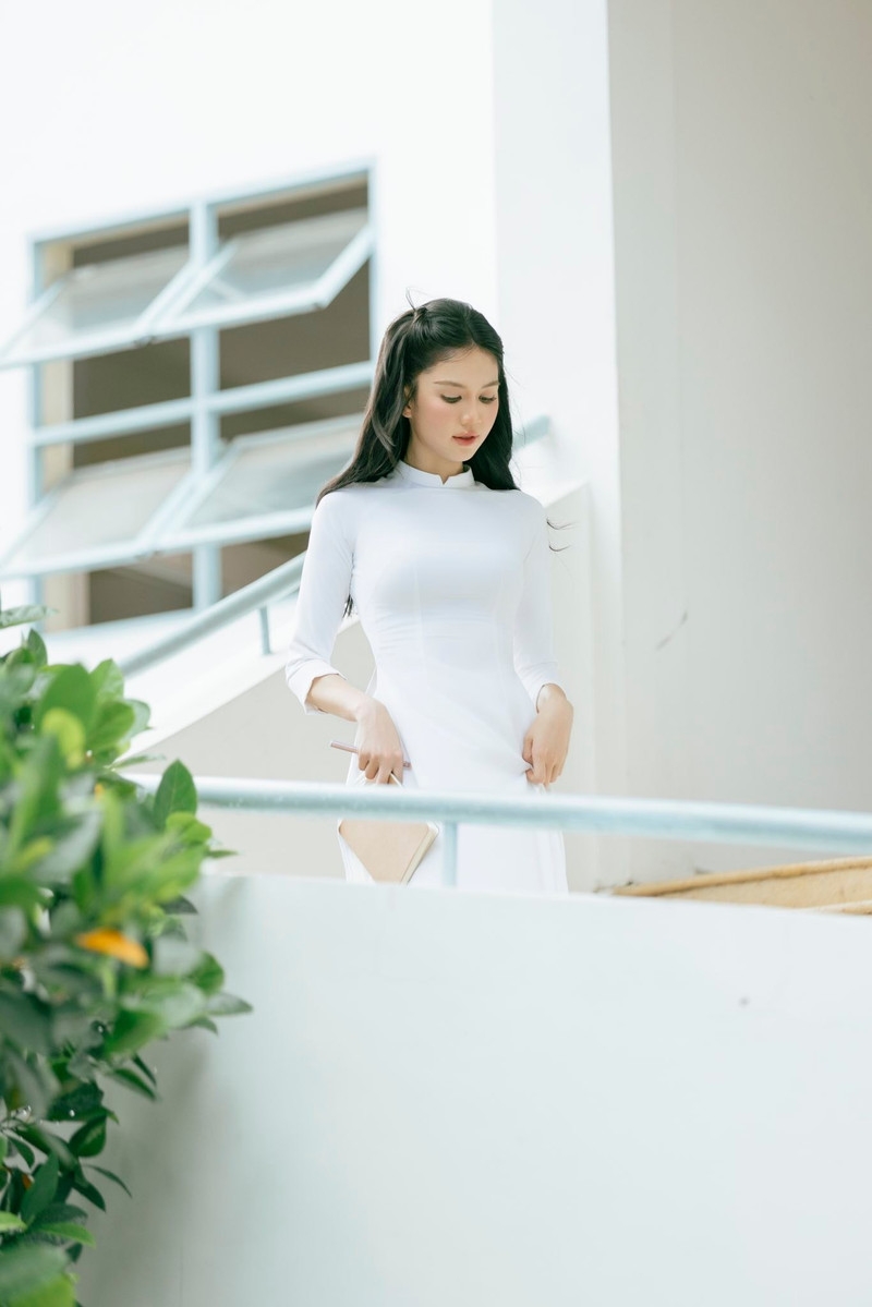 Ngọc Trinh 'lột xác' thành nữ sinh gây thương nhớ