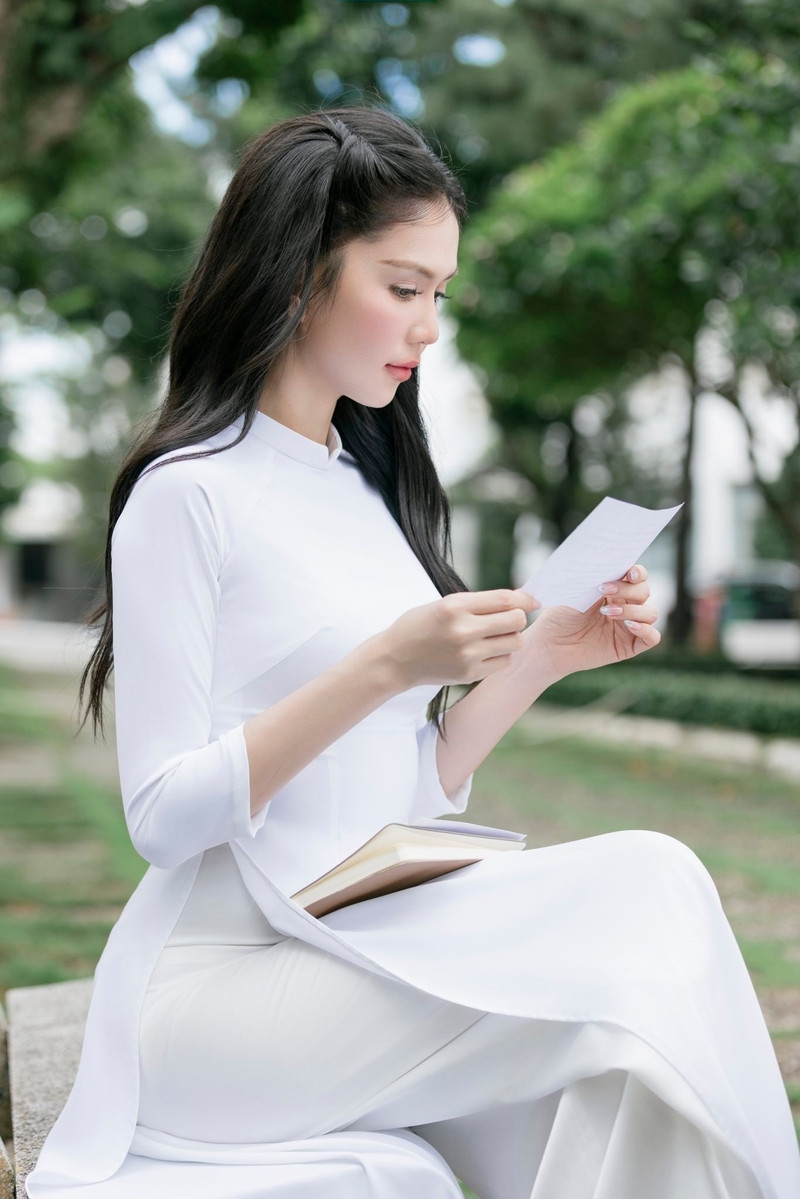 Ngọc Trinh 'lột xác' thành nữ sinh gây thương nhớ