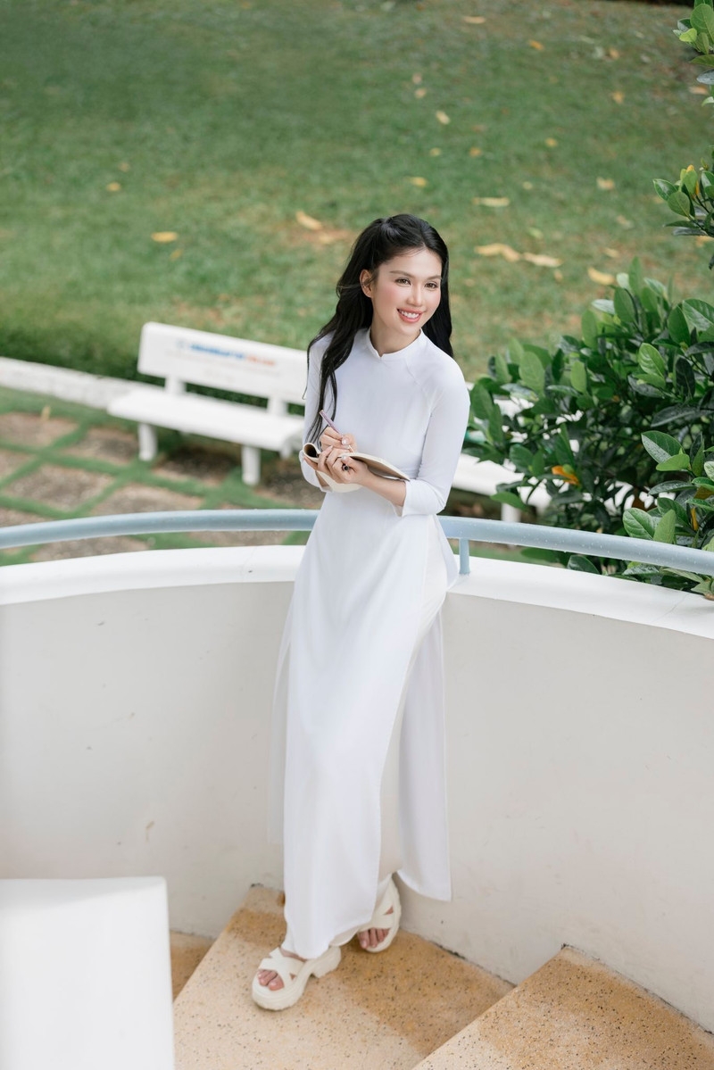 Ngọc Trinh 'lột xác' thành nữ sinh gây thương nhớ