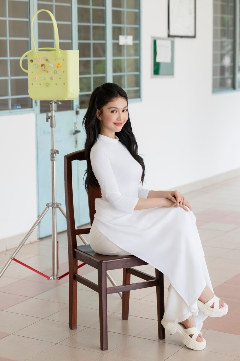 Ngọc Trinh 'lột xác' thành nữ sinh gây thương nhớ