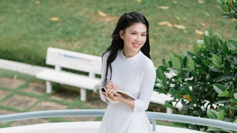 Ngọc Trinh 'lột xác' thành nữ sinh gây thương nhớ