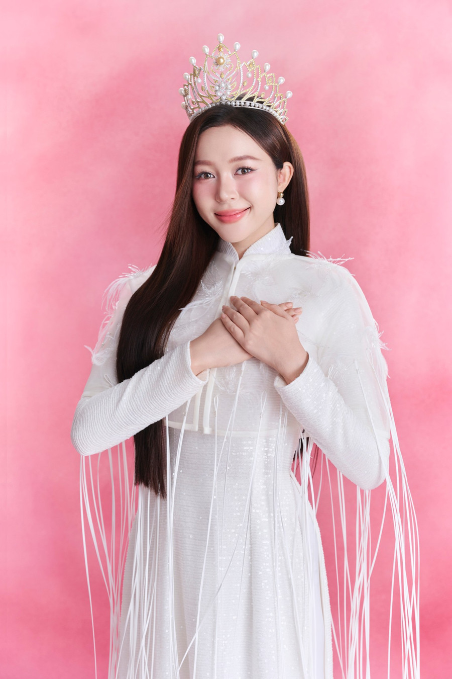 Kiều Duy nền nã diện áo dài trong bộ hình đầu tiên gửi đến Miss International