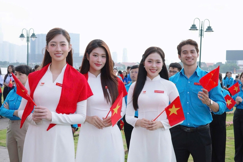 Hoa hậu Lương Thùy Linh, Đoàn Thiên Ân tự hào dự Lễ chào cờ ‘Tôi yêu Tổ quốc tôi’