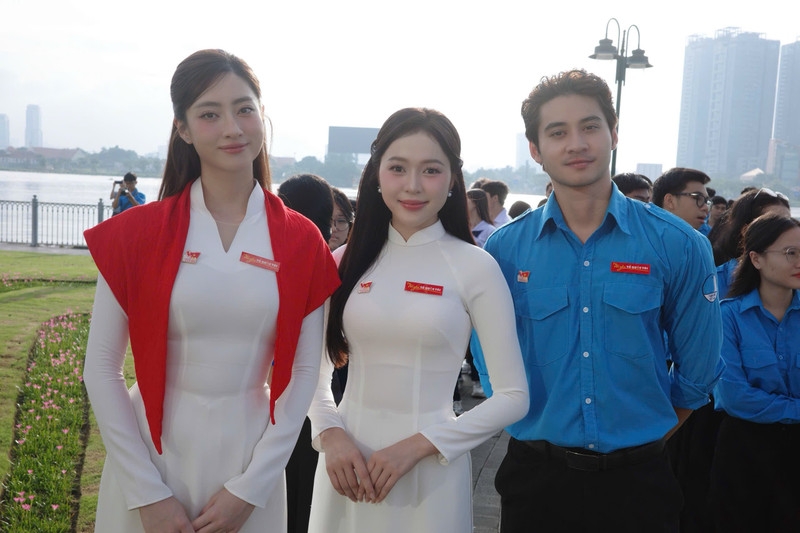 Hoa hậu Lương Thùy Linh, Đoàn Thiên Ân tự hào dự Lễ chào cờ ‘Tôi yêu Tổ quốc tôi’