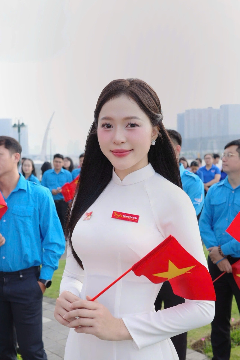 Hoa hậu Lương Thùy Linh, Đoàn Thiên Ân tự hào dự Lễ chào cờ ‘Tôi yêu Tổ quốc tôi’