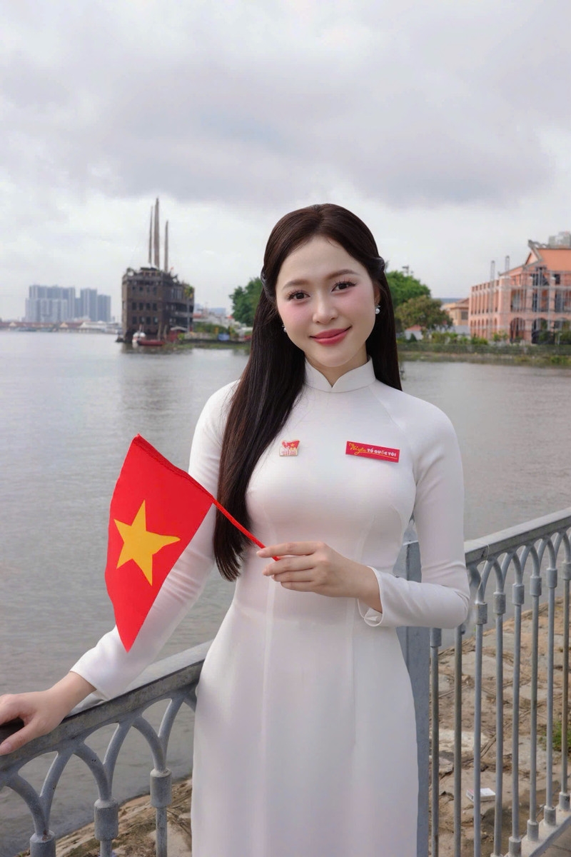 Hoa hậu Lương Thùy Linh, Đoàn Thiên Ân tự hào dự Lễ chào cờ ‘Tôi yêu Tổ quốc tôi’