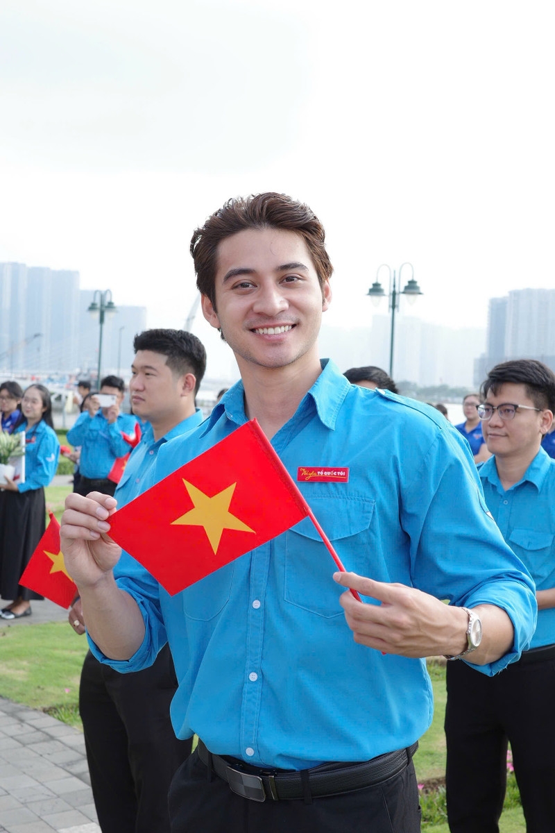 Hoa hậu Lương Thùy Linh, Đoàn Thiên Ân tự hào dự Lễ chào cờ ‘Tôi yêu Tổ quốc tôi’