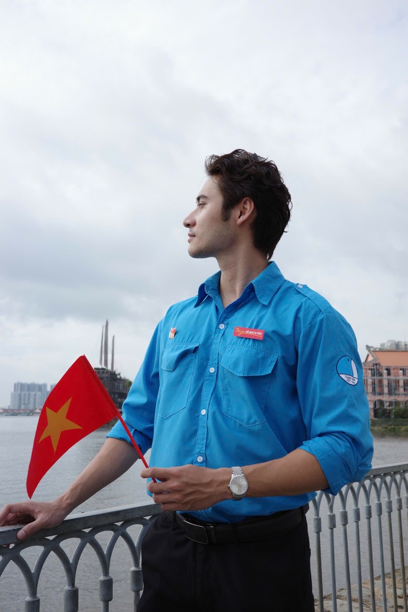 Hoa hậu Lương Thùy Linh, Đoàn Thiên Ân tự hào dự Lễ chào cờ ‘Tôi yêu Tổ quốc tôi’