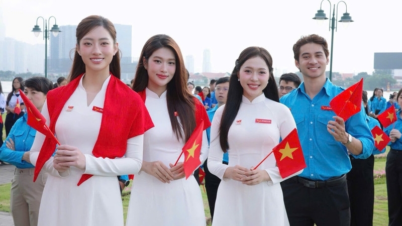 Hoa hậu Lương Thùy Linh, Đoàn Thiên Ân tự hào dự Lễ chào cờ ‘Tôi yêu Tổ quốc tôi’
