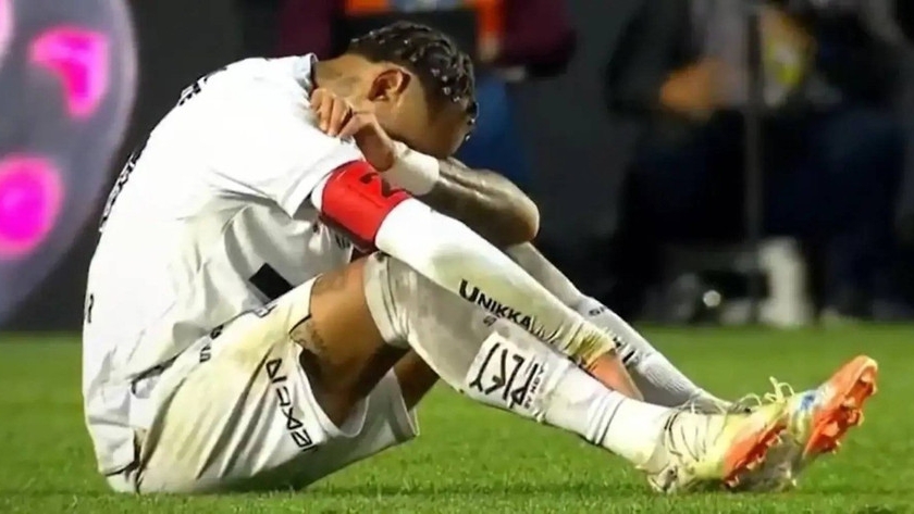 Neymar bật khóc sau thảm bại trên sân nhà