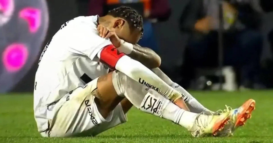 Neymar bật khóc sau thảm bại trên sân nhà