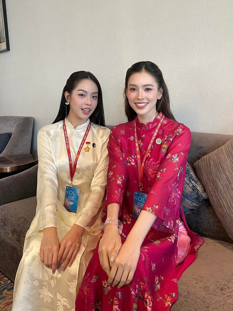 Hoa hậu Thanh Thủy, Tiểu Vy đẹp 'bất phân thắng bại' với áo dài truyền thống Hoa hậu Thanh Thủy, Tiểu Vy đẹp 'bất phân thắng bại' với áo dài truyền thống